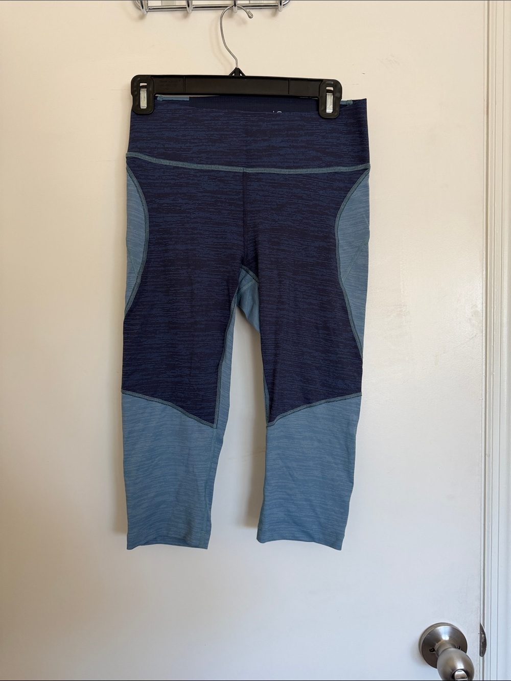 Outdoor Voices Two-Tone Navy and Light Blue Capri Leggings size M